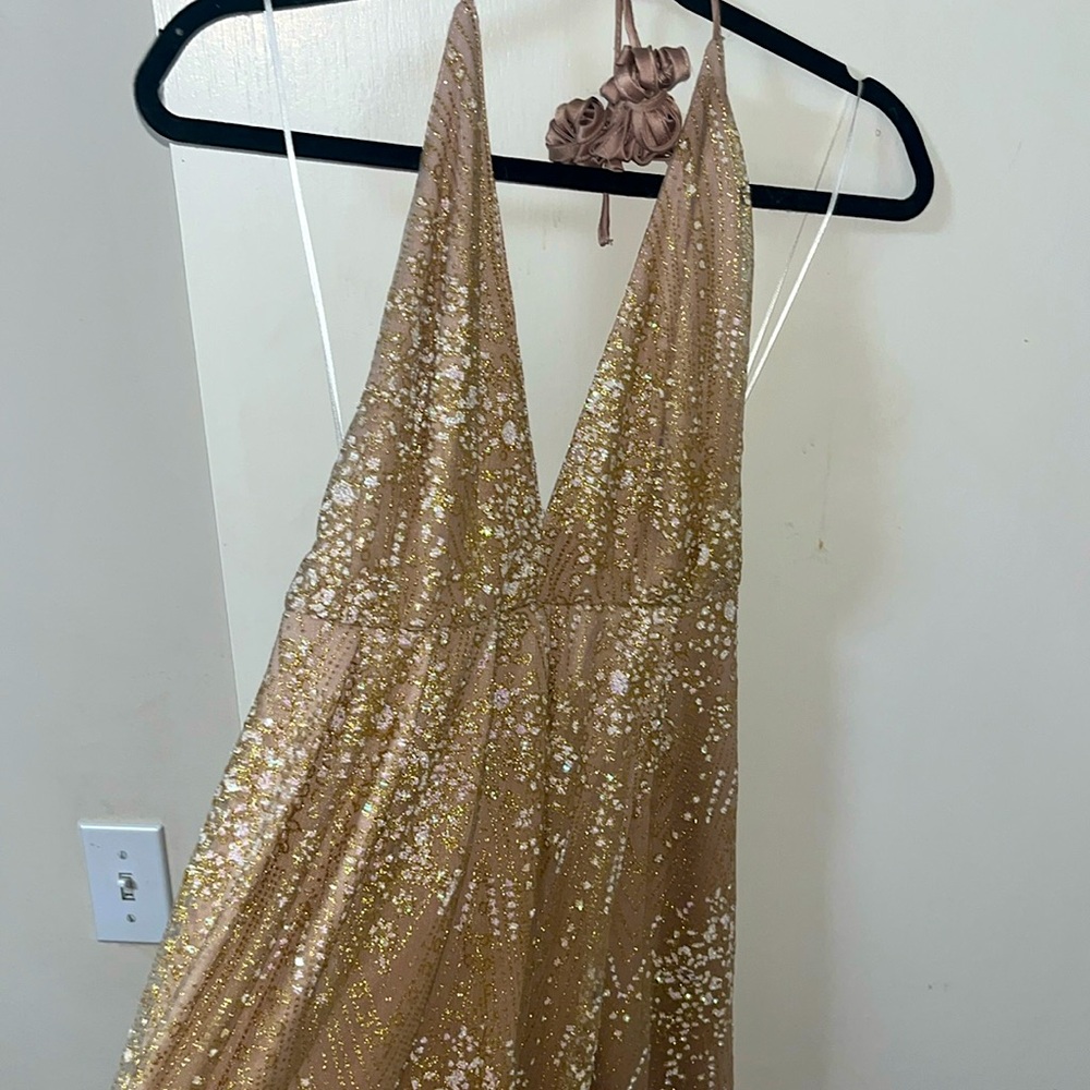 NEW YORK NIGHTS MAXI DRESS - SEQUIN PLUNGE CROSS BACK DRESS IN GOLD